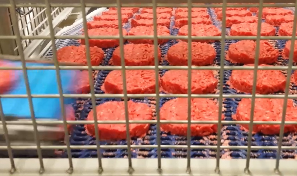 Chargement de surgélateur dépose de steak haché